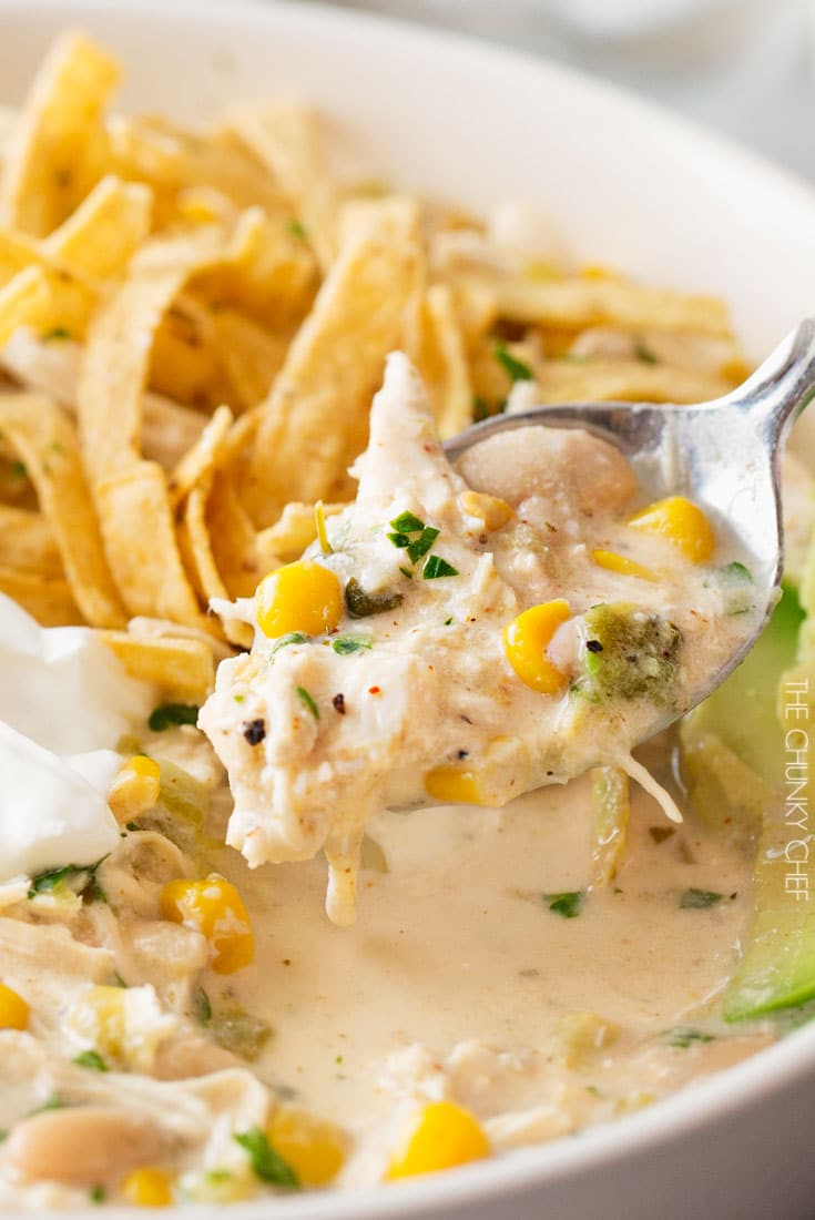 http://www.thechunkychef.com/wp-content/uploads/2016/11/Slow-Cooker-Creamy-White-Chicken-Chili-8.jpg