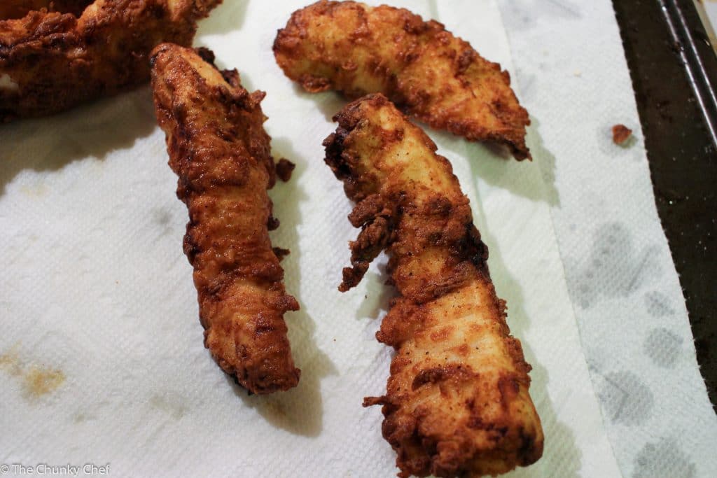 Tiras de frango frito, suculentas e tenras... qualidade de restaurante, mas feitas na sua própria cozinha