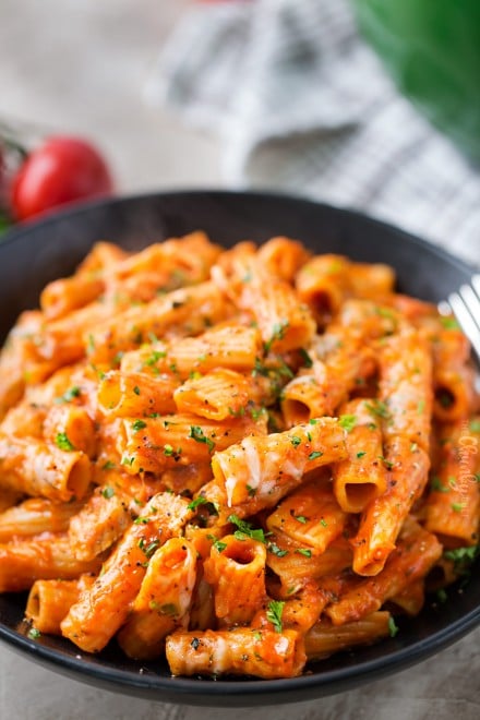 One Pot Chicken Parmesan Pasta - The Chunky Chef