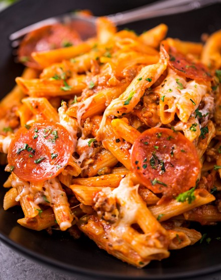 Cheesy Deluxe Pizza Pasta (one pot pasta) - The Chunky Chef