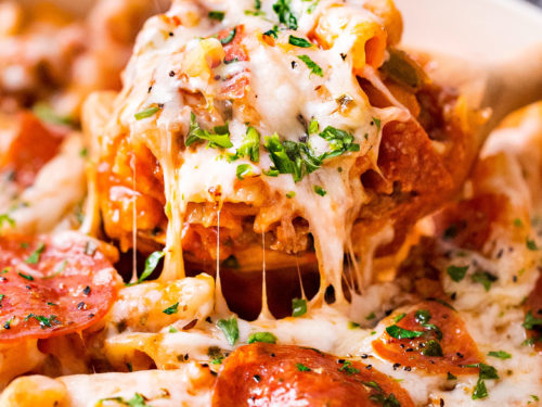 Cheesy Deluxe Pizza Pasta (one pot pasta) - The Chunky Chef