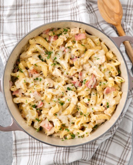 One Pot Creamy Chicken Cordon Bleu Pasta - The Chunky Chef