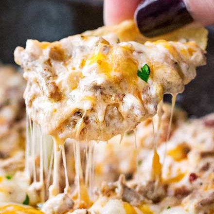 Creamy, cheesy, and oh so addicting, this bacon cheeseburger dip is just like your favorite gooey cheeseburger... but in a party-ready dip form! #bacon #gameday #cheesy #cheeseburger #party #appetizer #dip #easyrecipe