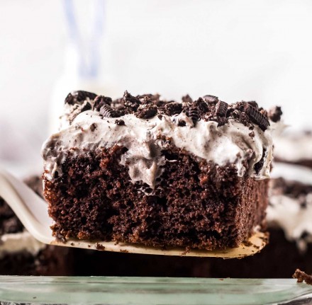 Oreo Poke Cake (make ahead dessert) - The Chunky Chef