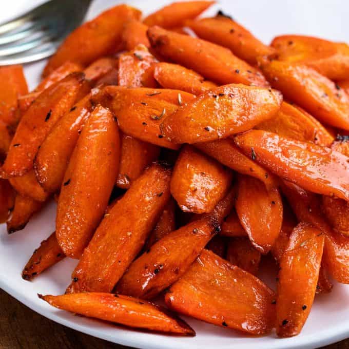 https://www.thechunkychef.com/wp-content/uploads/2021/03/Honey-Butter-Roasted-Carrots-plate-680x680.jpg
