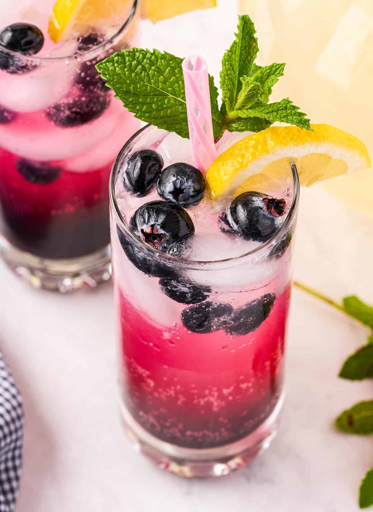 Sparkling Blueberry Lemonade - The Chunky Chef