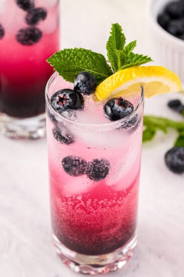 Sparkling Blueberry Lemonade - The Chunky Chef