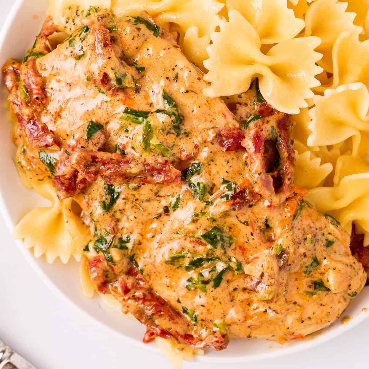 https://www.thechunkychef.com/wp-content/uploads/2022/08/One-Pan-Creamy-Tuscan-Chicken-recipe-card.jpg