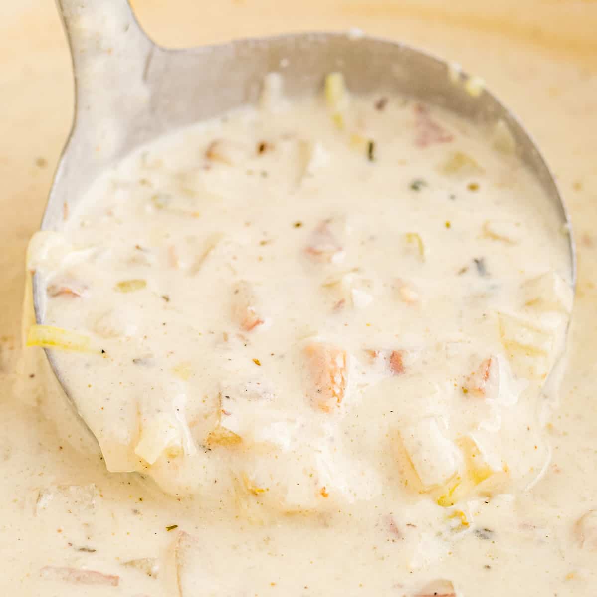 https://www.thechunkychef.com/wp-content/uploads/2023/01/Creamy-New-England-Style-Clam-Chowder-recipe-card.jpg