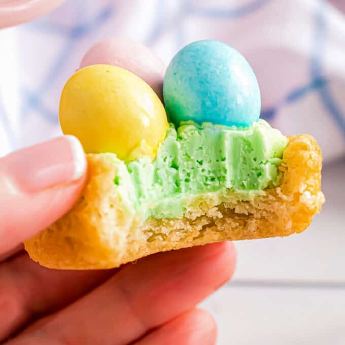 https://www.thechunkychef.com/wp-content/uploads/2023/03/Easter-Basket-Sugar-Cookie-Cups-7-680x680.jpg