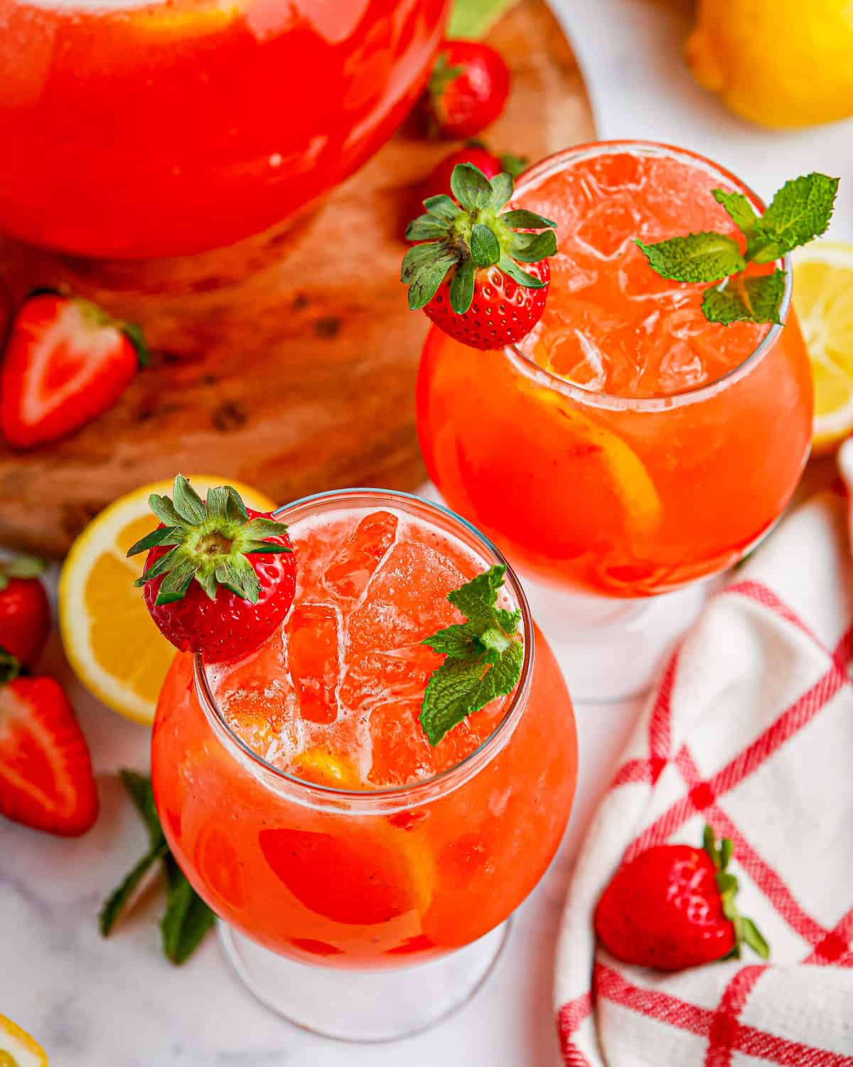 Homemade Strawberry Lemonade - The Chunky Chef