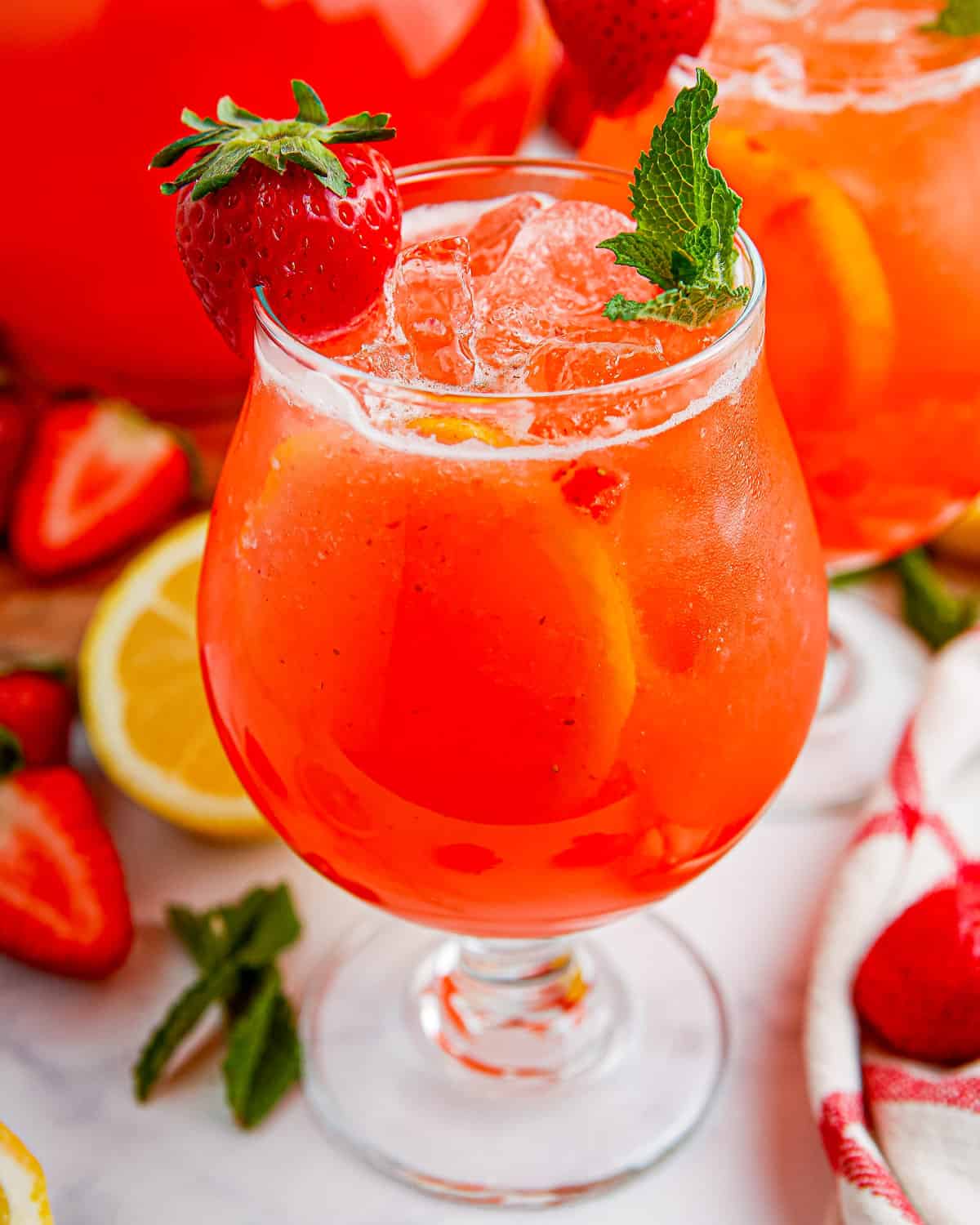 Homemade Strawberry Lemonade - The Chunky Chef