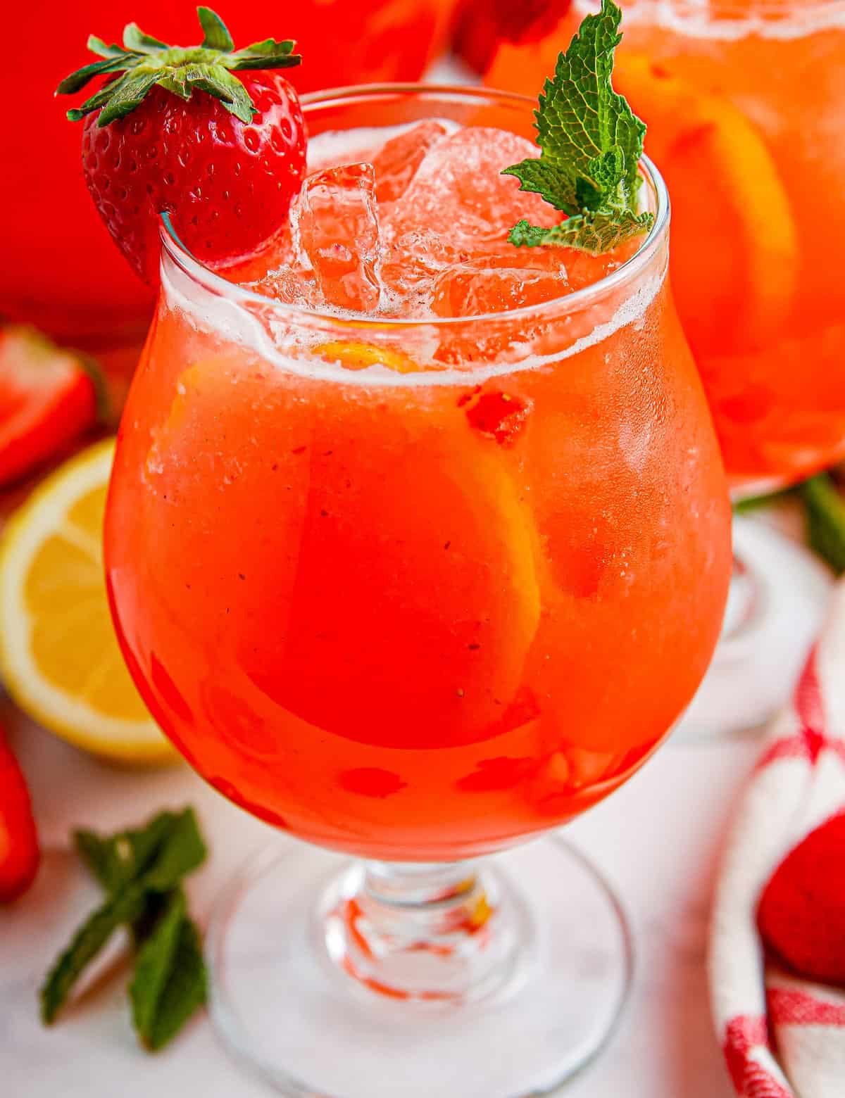 Homemade Strawberry Lemonade - The Chunky Chef